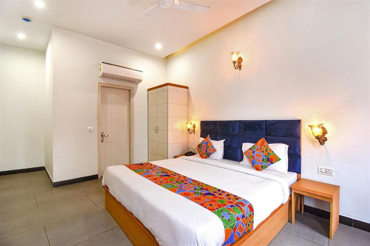 Hotel Shri Ram Нью-Дели Экстерьер фото