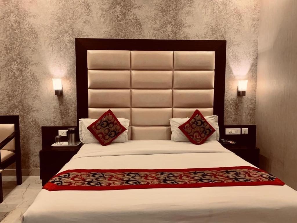Hotel Shri Ram Нью-Дели Экстерьер фото