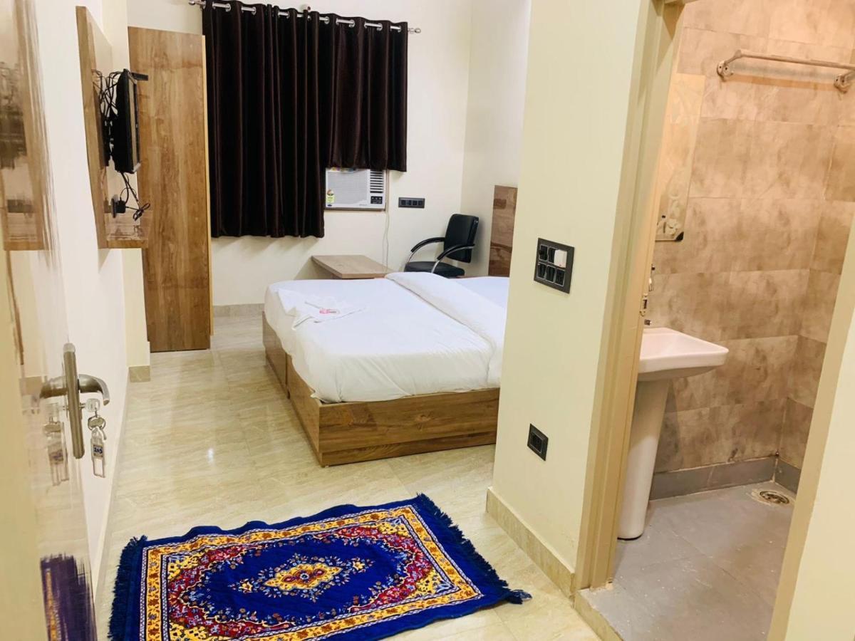 Hotel Shri Ram Нью-Дели Экстерьер фото